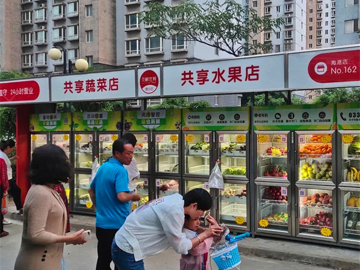 條形智能液晶屏加持，自動售貨機(jī)適用于多個(gè)場景